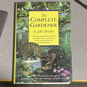 The Complete Gardener by John Brookes Printed in Slovakia